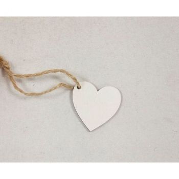 Coeurs en bois blanc avec cordelette